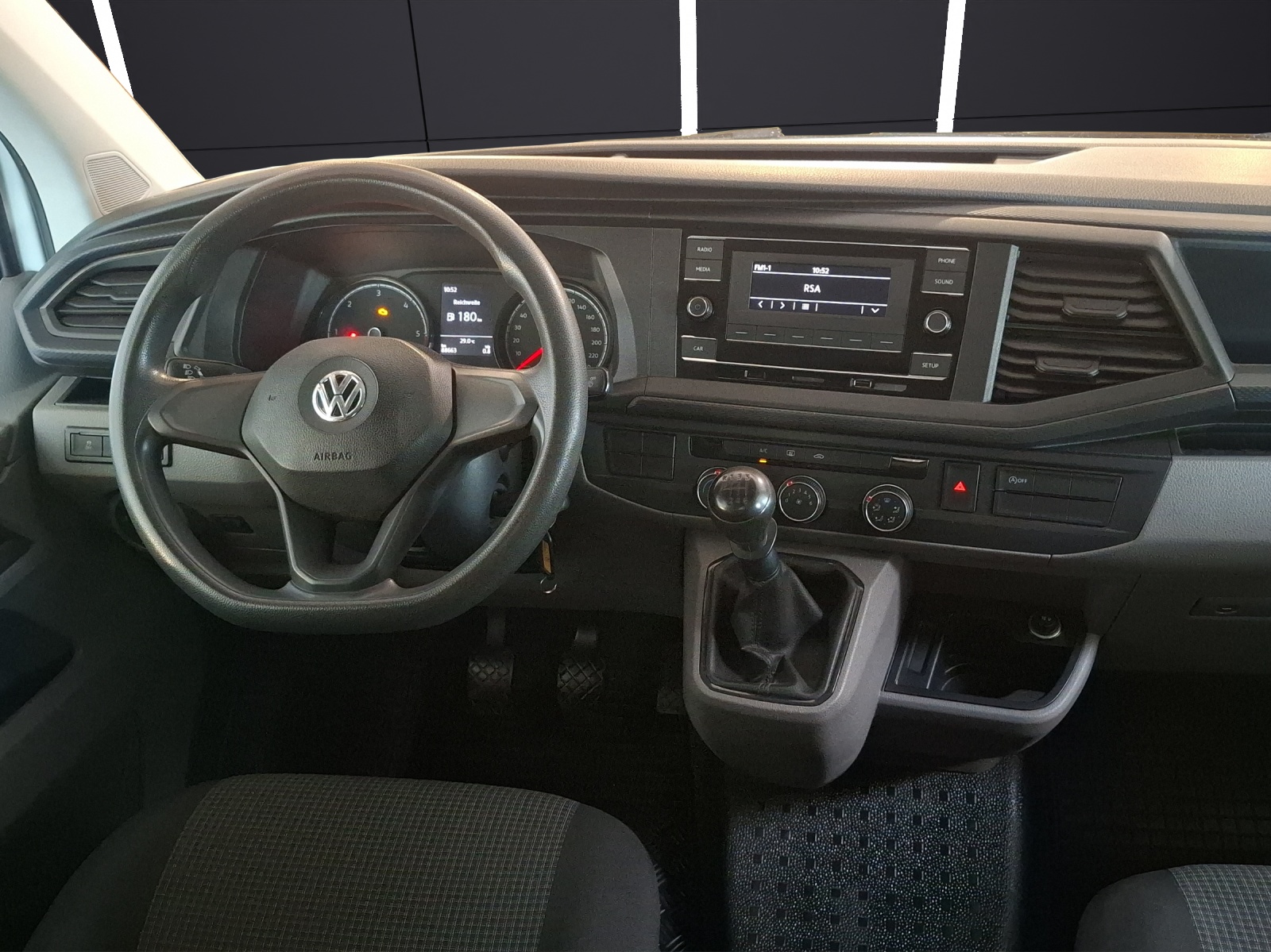 Fahrzeugabbildung Volkswagen T6 Transporter T6.1 TDI Kasten 4M AHK Klima Holzboden Trennwand AHK Klima