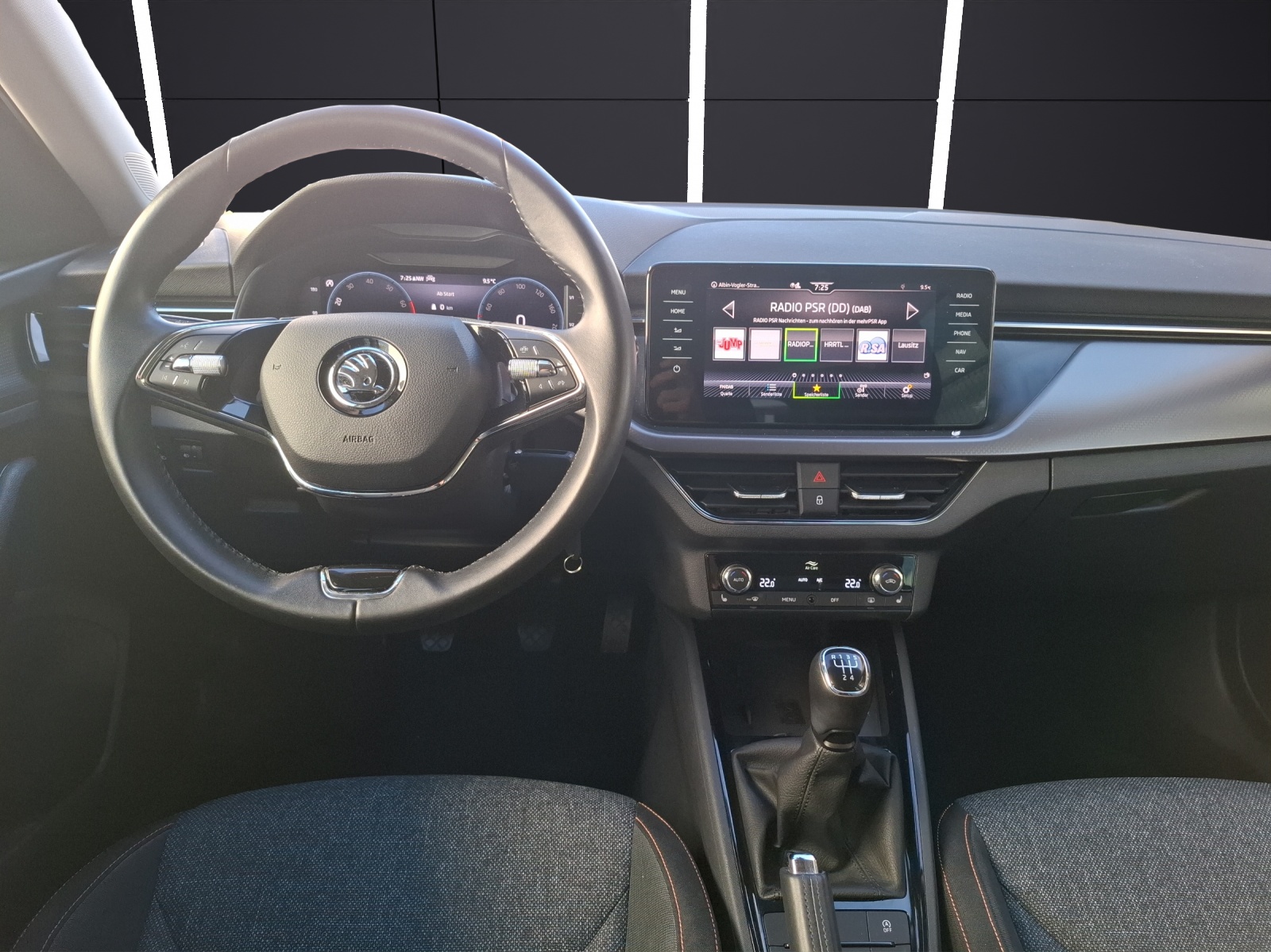 Fahrzeugabbildung SKODA Kamiq TSI Clever LED Navi VC GRA PDC SH LM