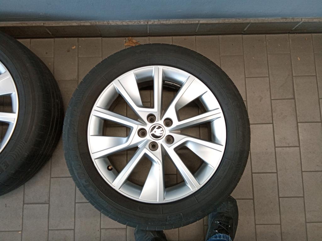 Fahrzeugabbildung SKODA Kamiq TSI Clever LED Navi VC GRA PDC SH LM