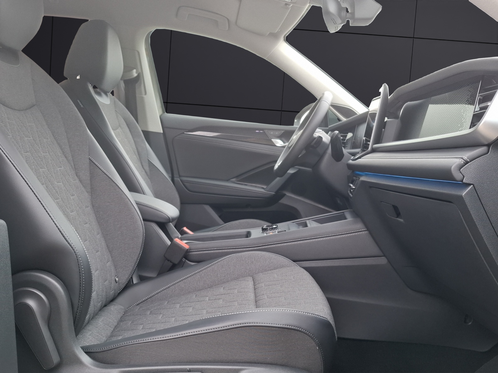 Fahrzeugabbildung Volkswagen Tayron eTSI Life DSG LED AHK Navi AID ACC RFK Harman SHZ