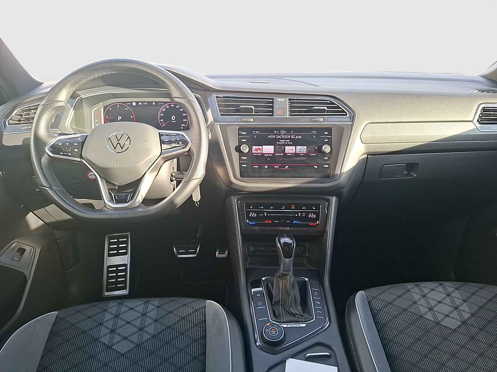 Fahrzeugabbildung Volkswagen Tiguan Allspace TDI R-Line DSG 4M Matrix AHK Navi AID Pano ACC Park-Assist SH 20