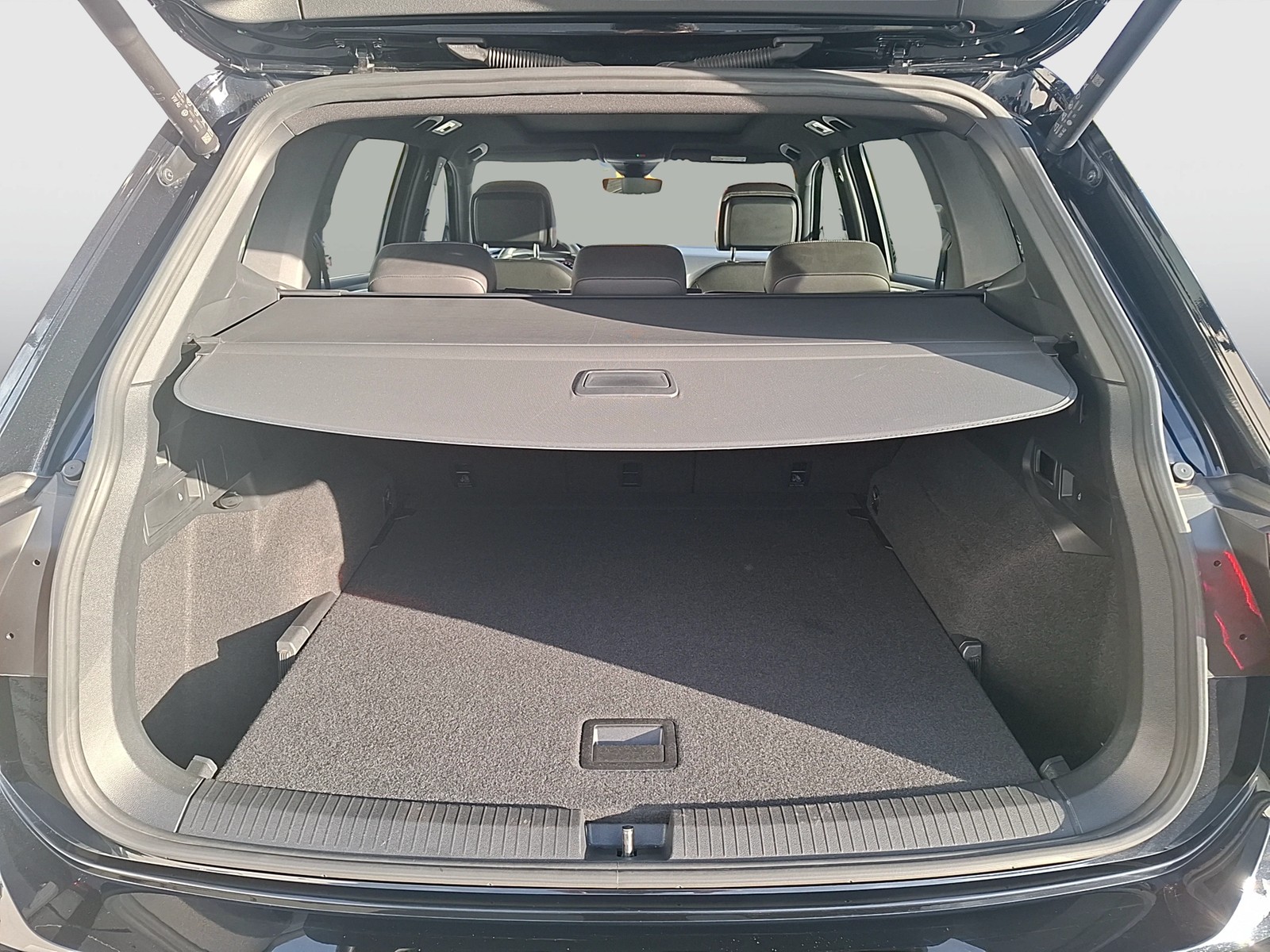 Fahrzeugabbildung Volkswagen Tiguan Allspace TDI R-Line DSG 4M Matrix AHK Navi AID Pano ACC Park-Assist SH 20