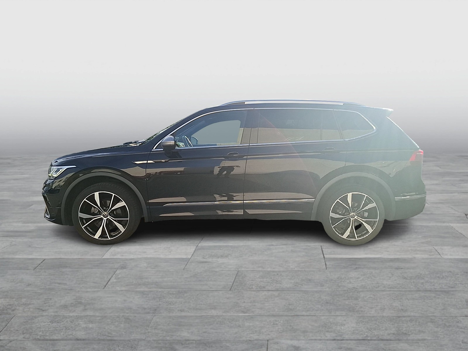 Fahrzeugabbildung Volkswagen Tiguan Allspace TDI R-Line DSG 4M Matrix AHK Navi AID Pano ACC Park-Assist SH 20
