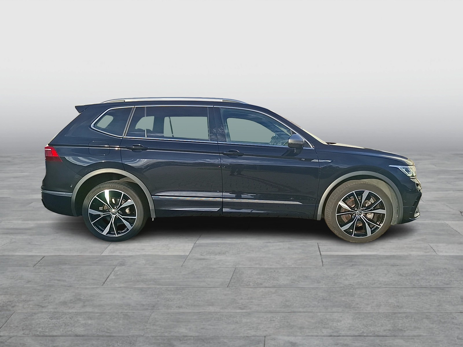 Fahrzeugabbildung Volkswagen Tiguan Allspace TDI R-Line DSG 4M Matrix AHK Navi AID Pano ACC Park-Assist SH 20