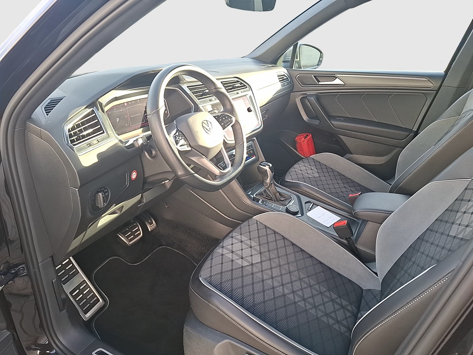 Fahrzeugabbildung Volkswagen Tiguan Allspace TDI R-Line DSG 4M Matrix AHK Navi AID Pano ACC Park-Assist SH 20