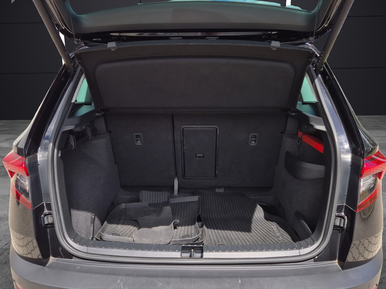 Fahrzeugabbildung SKODA Karoq TSI Clever DSG LED AHK Navi VC ACC RFK SH 18