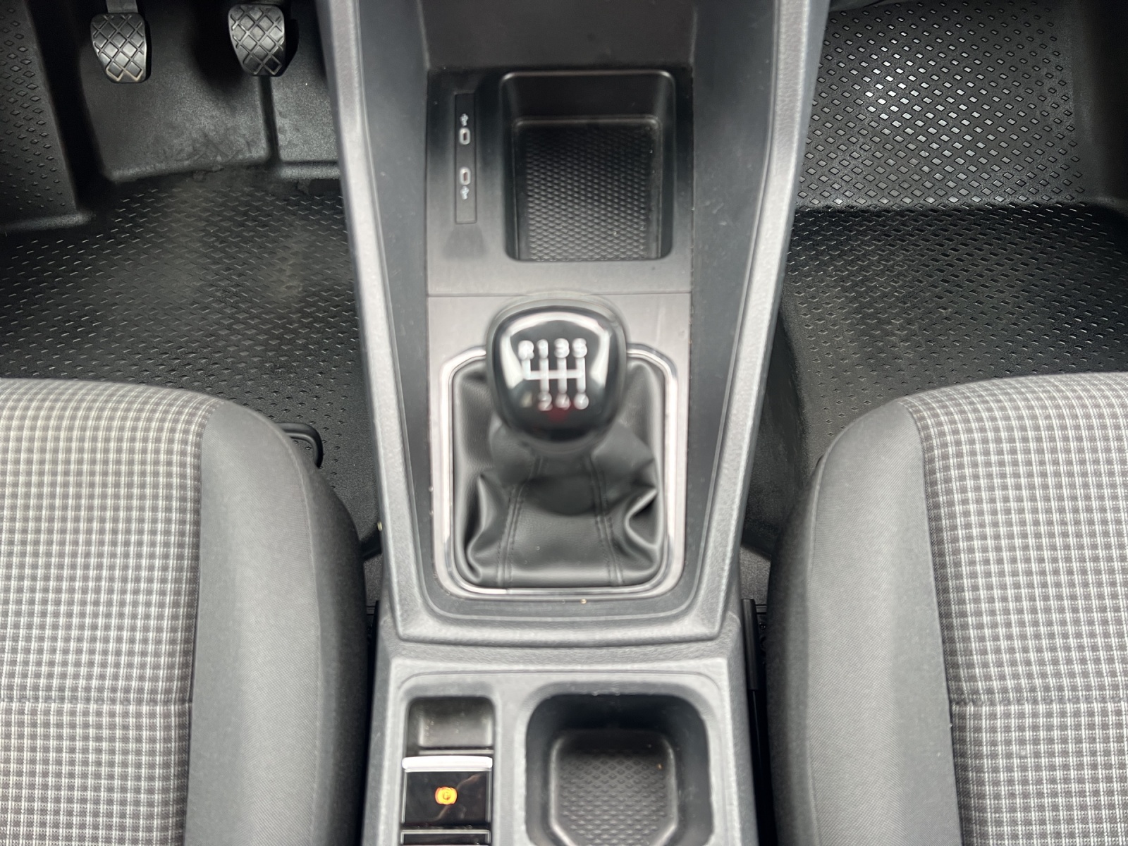 Fahrzeugabbildung Volkswagen Caddy Kombi TDI Maxi Basis 7-Si AHK GRA PDC