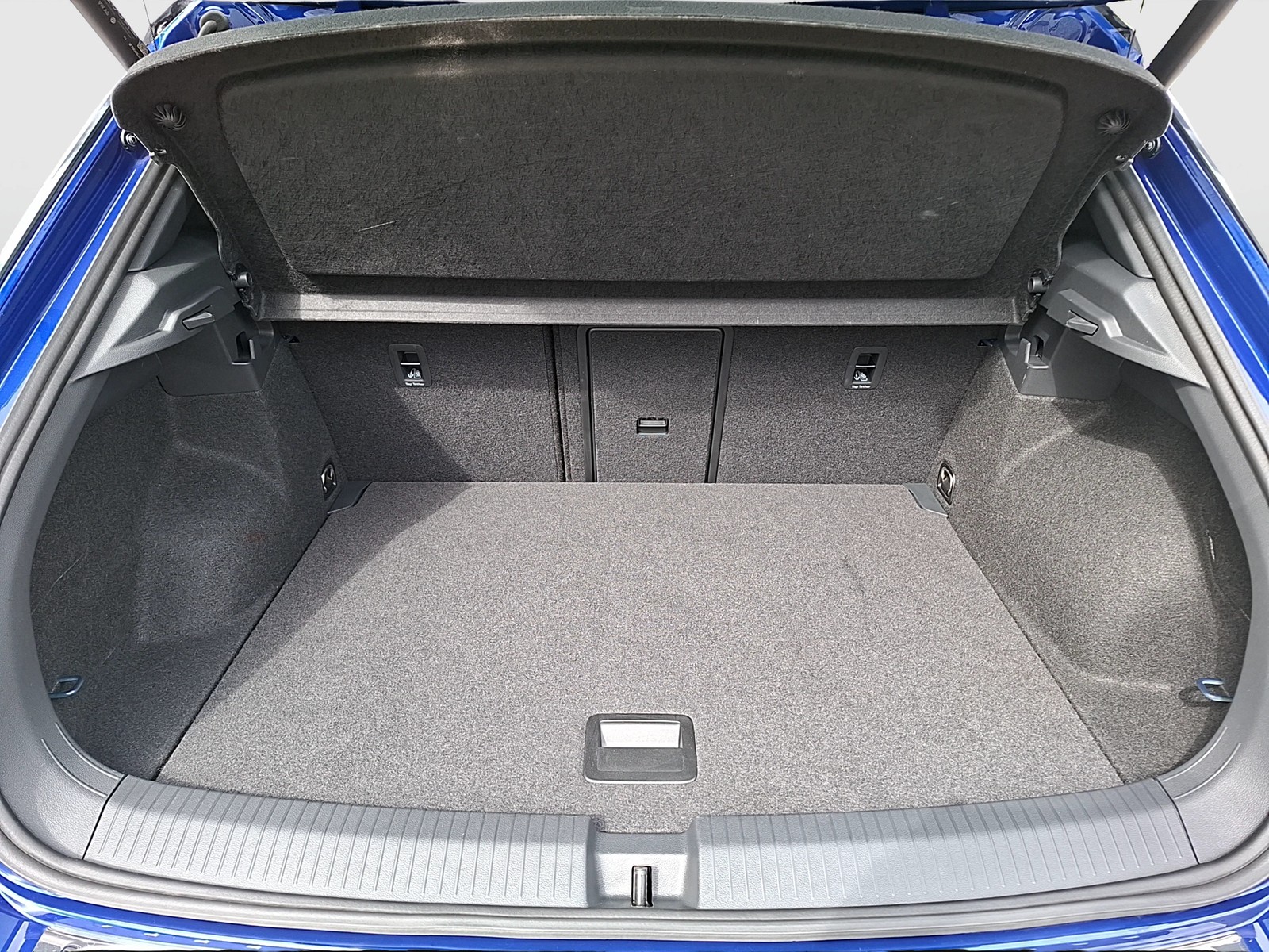 Fahrzeugabbildung Volkswagen T-Roc TSI R-Line DSG Matrix Navi AID ACC Park-Assist SH