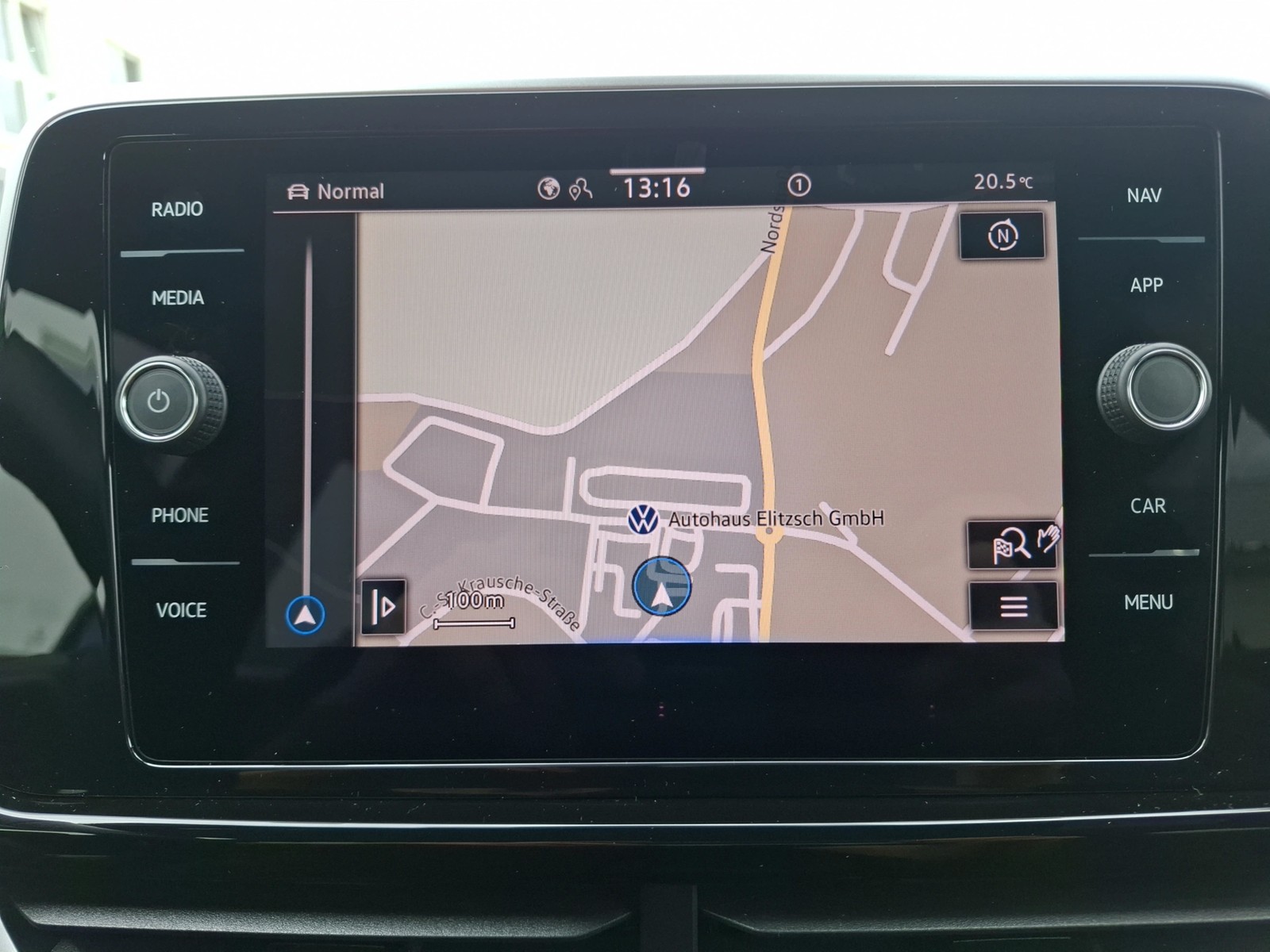 Fahrzeugabbildung Volkswagen T-Roc TSI R-Line DSG Matrix Navi AID ACC Park-Assist SH