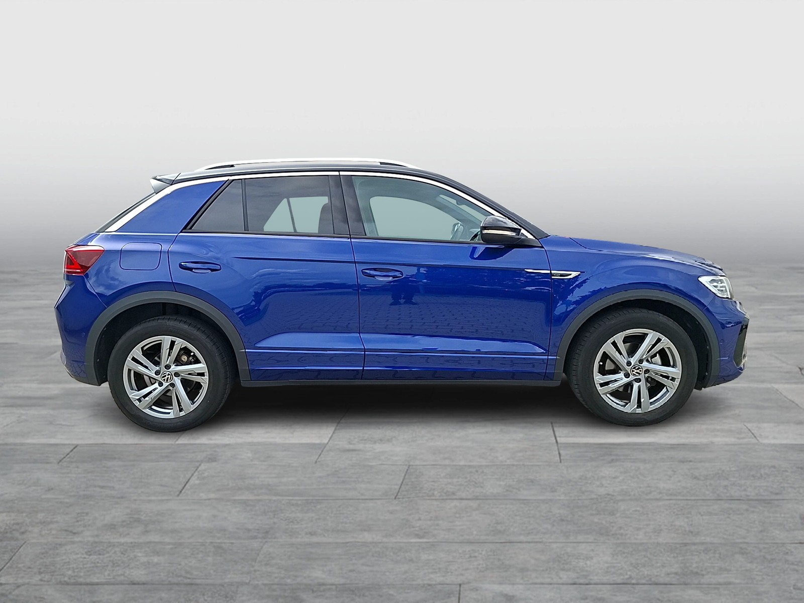 Fahrzeugabbildung Volkswagen T-Roc TSI R-Line DSG Matrix Navi AID ACC Park-Assist SH