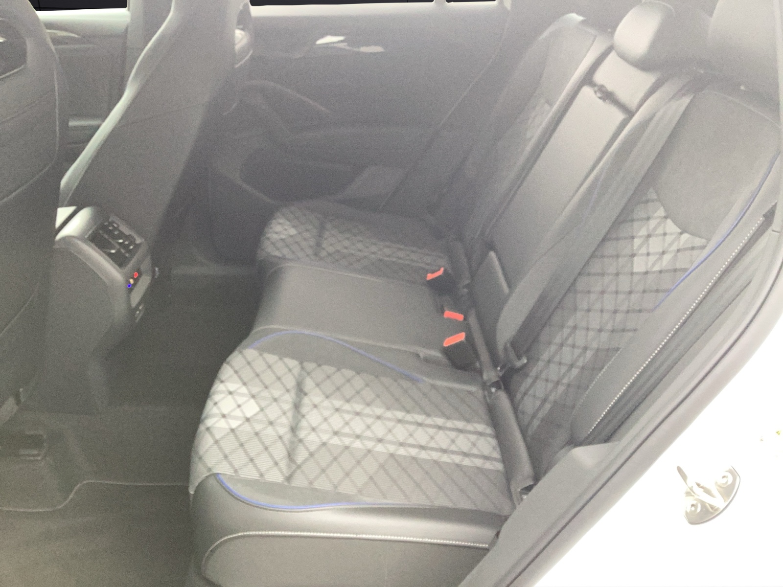 Fahrzeugabbildung Volkswagen Tiguan R-Line TDI AHZV LED+ KESSY AreaView