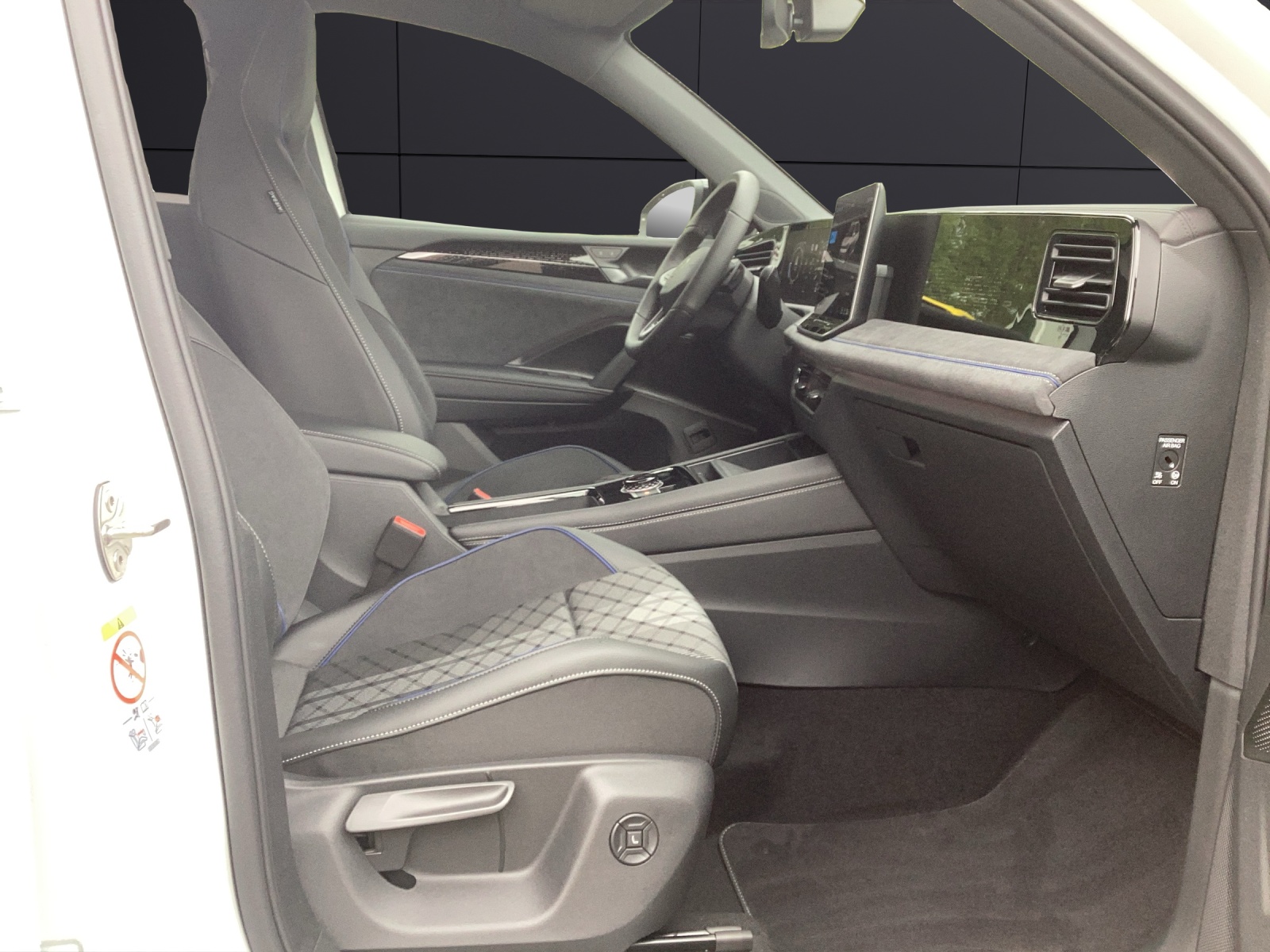 Fahrzeugabbildung Volkswagen Tiguan R-Line TDI AHZV LED+ KESSY AreaView