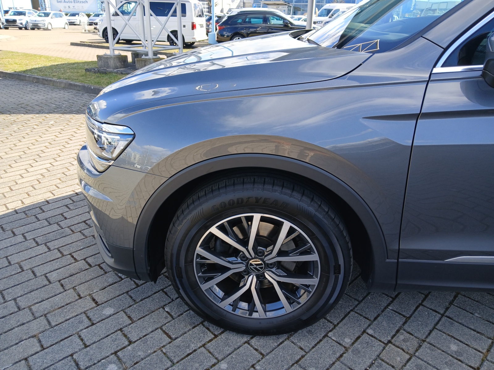Fahrzeugabbildung Volkswagen Tiguan TDI Comfortline LED AHK Navi HUD ACC PDC SH LM