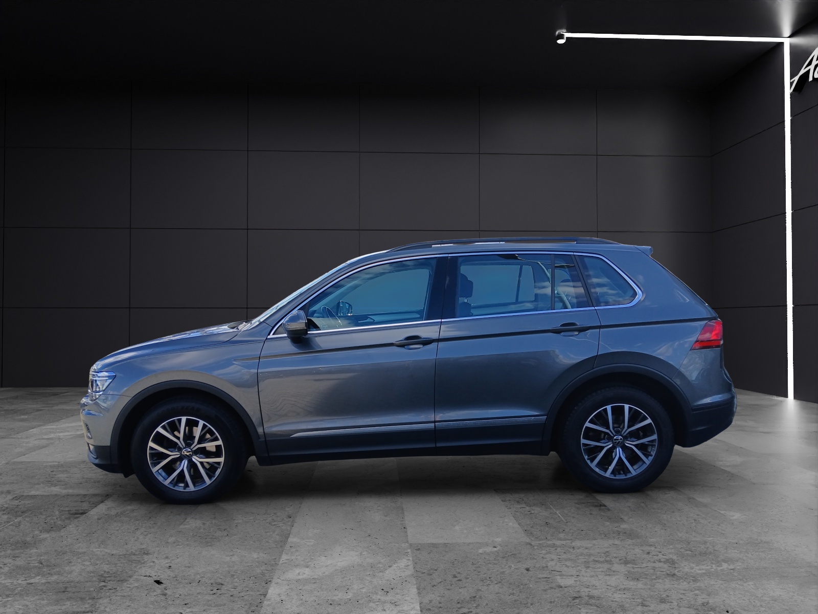 Fahrzeugabbildung Volkswagen Tiguan TDI Comfortline LED AHK Navi HUD ACC PDC SH LM