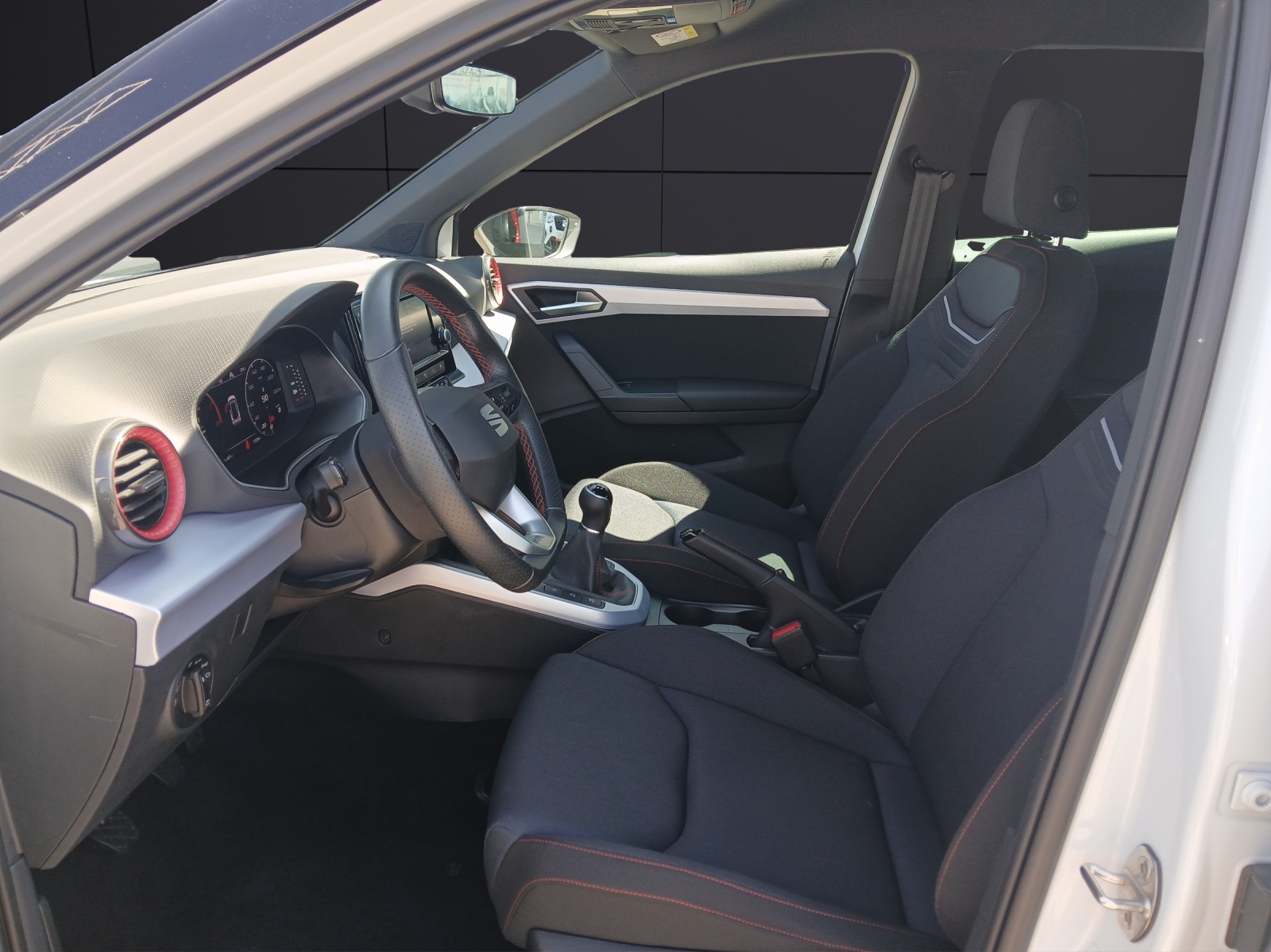 Fahrzeugabbildung SEAT Arona TSI FR-Line LED AID GRA PDC SHZ APP