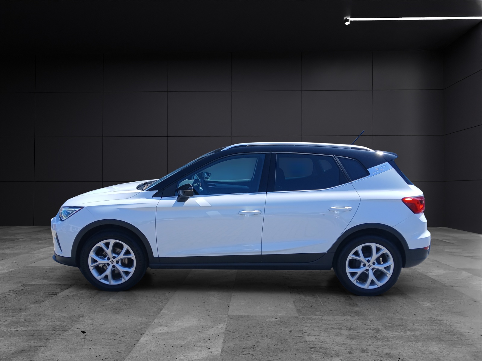 Fahrzeugabbildung SEAT Arona TSI FR-Line LED AID GRA PDC SHZ APP