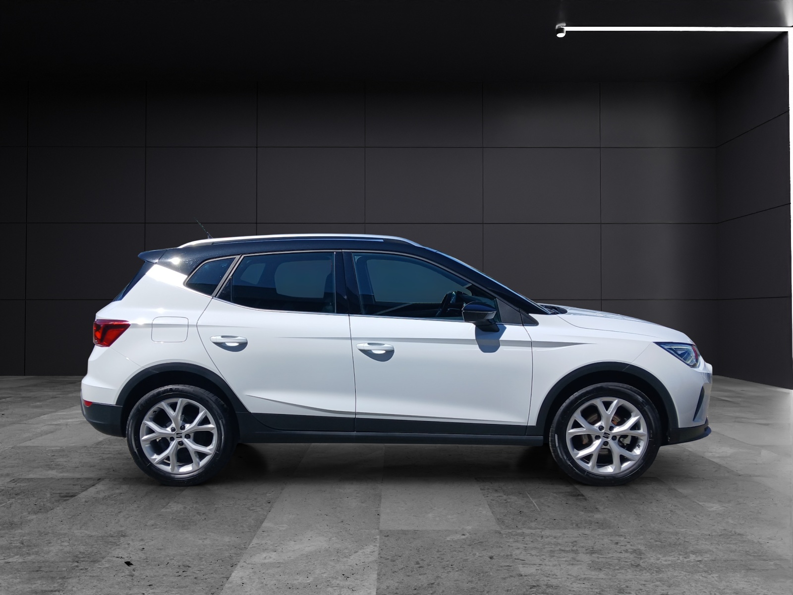 Fahrzeugabbildung SEAT Arona TSI FR-Line LED AID GRA PDC SHZ APP