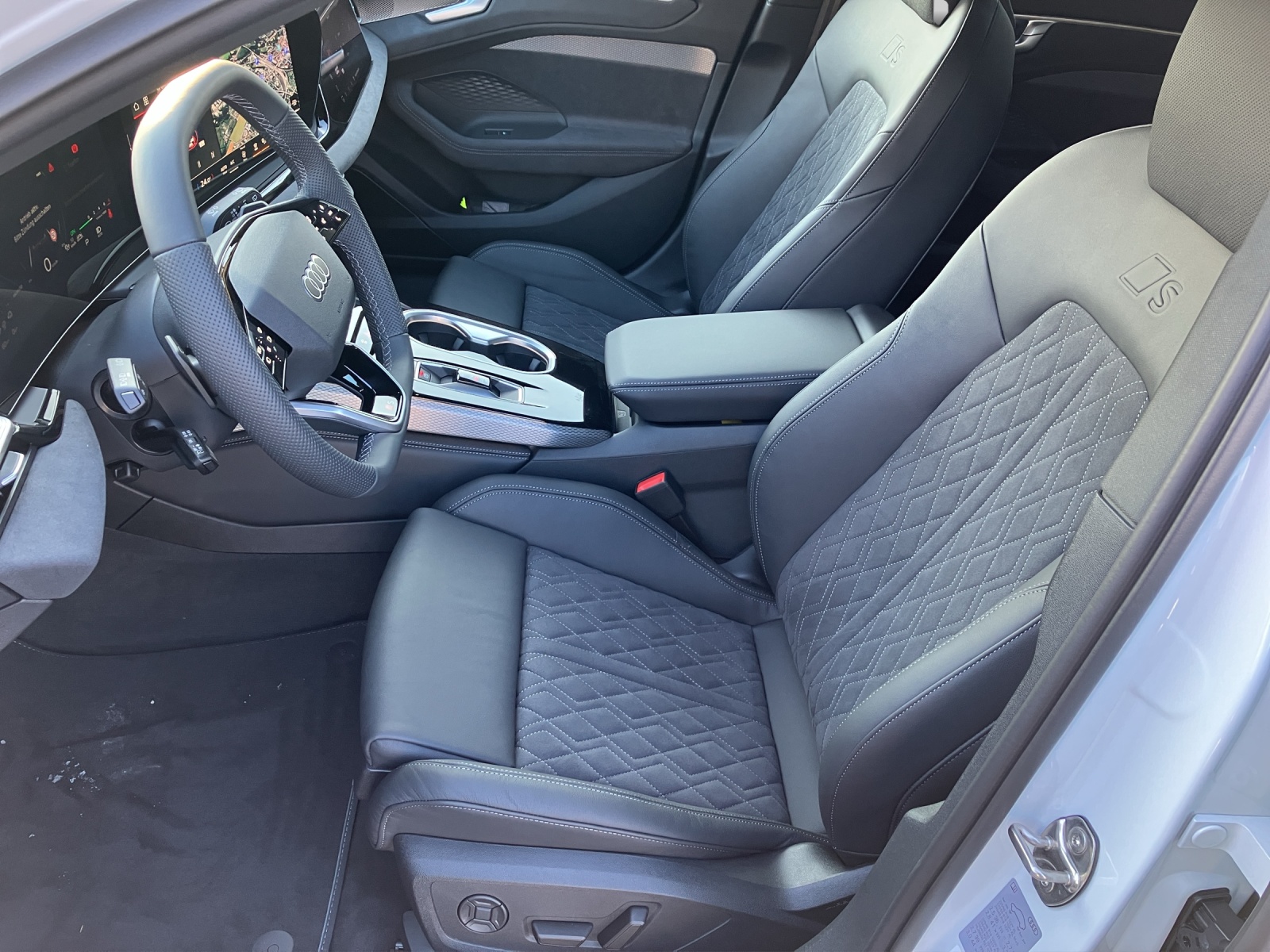 Fahrzeugabbildung Audi A6 Avant e-hybrid quattro edition one AHZV Matrix B&O HEAD UP