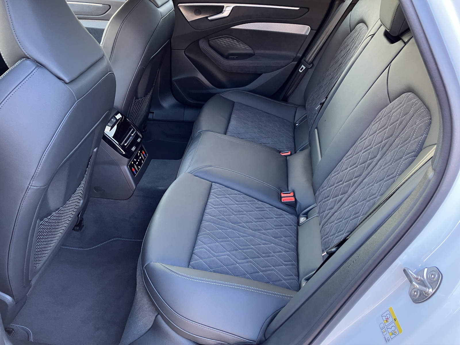 Fahrzeugabbildung Audi A6 Avant e-hybrid quattro edition one AHZV Matrix B&O HEAD UP