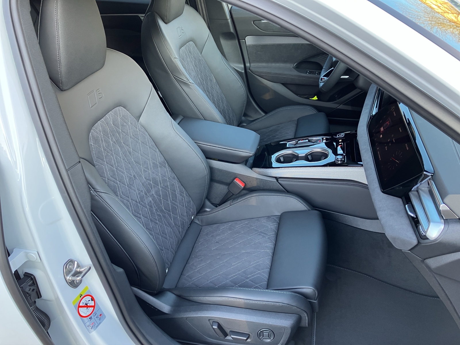 Fahrzeugabbildung Audi A6 Avant e-hybrid quattro edition one AHZV Matrix B&O HEAD UP