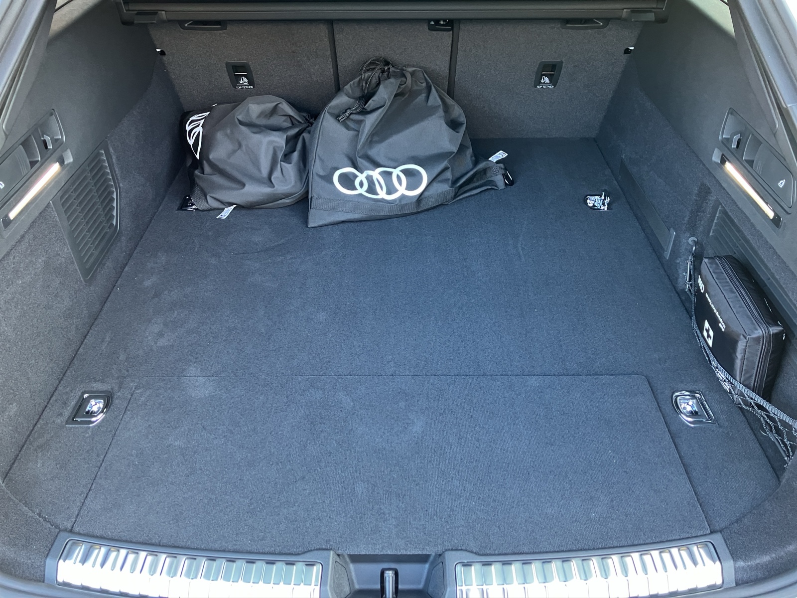 Fahrzeugabbildung Audi A6 Avant e-hybrid quattro edition one AHZV Matrix B&O HEAD UP