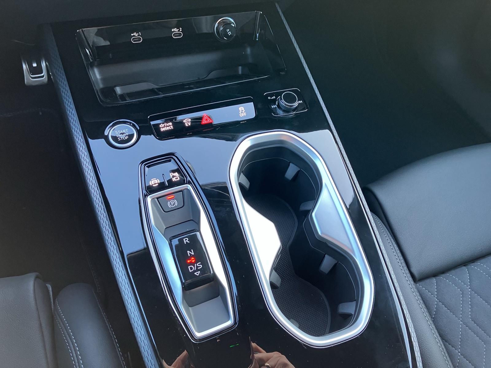 Fahrzeugabbildung Audi A6 Avant e-hybrid quattro edition one AHZV Matrix B&O HEAD UP