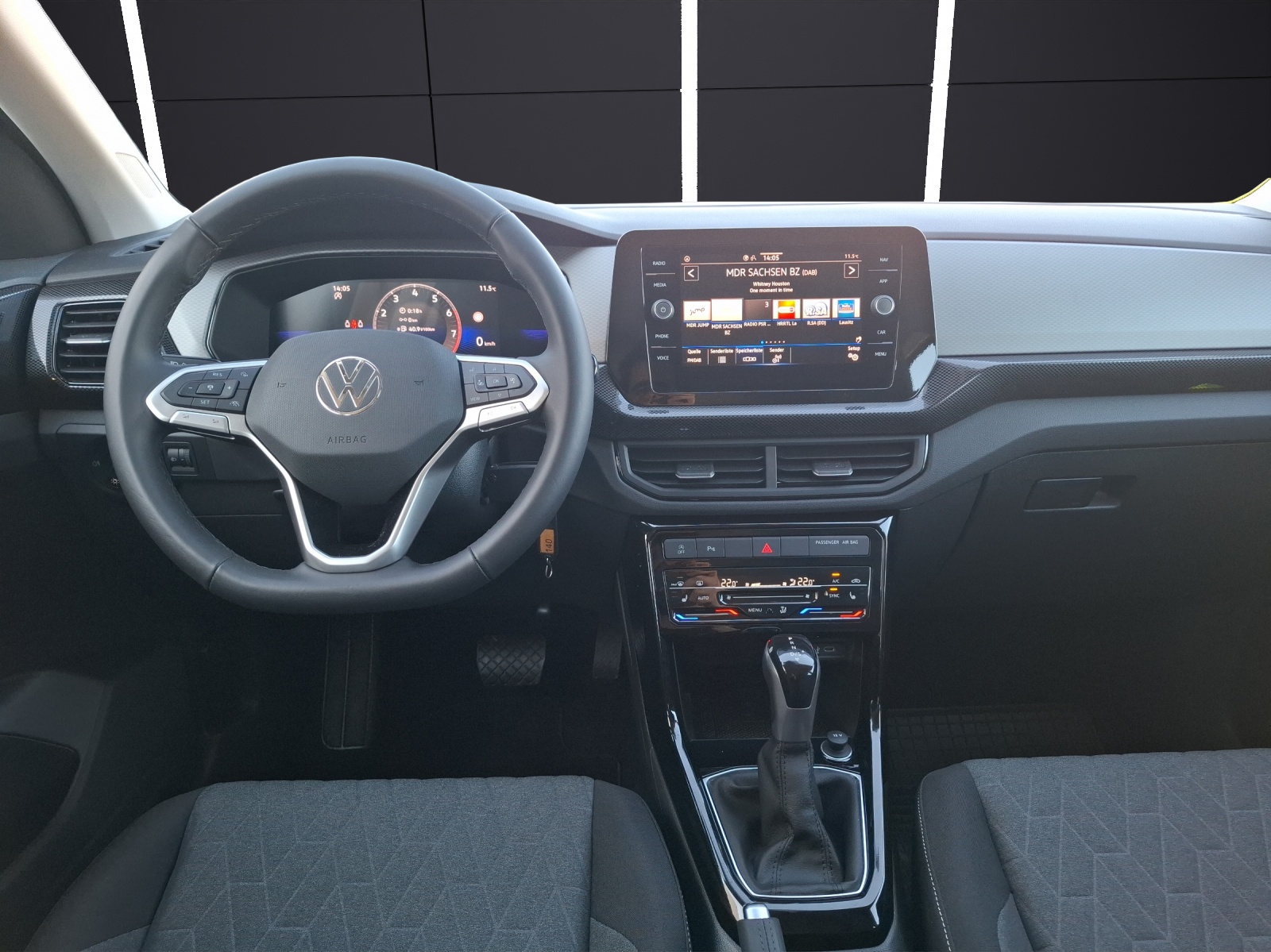 Fahrzeugabbildung Volkswagen T-Cross TSI Life DSG LED Navi AID ACC PDC SH LM