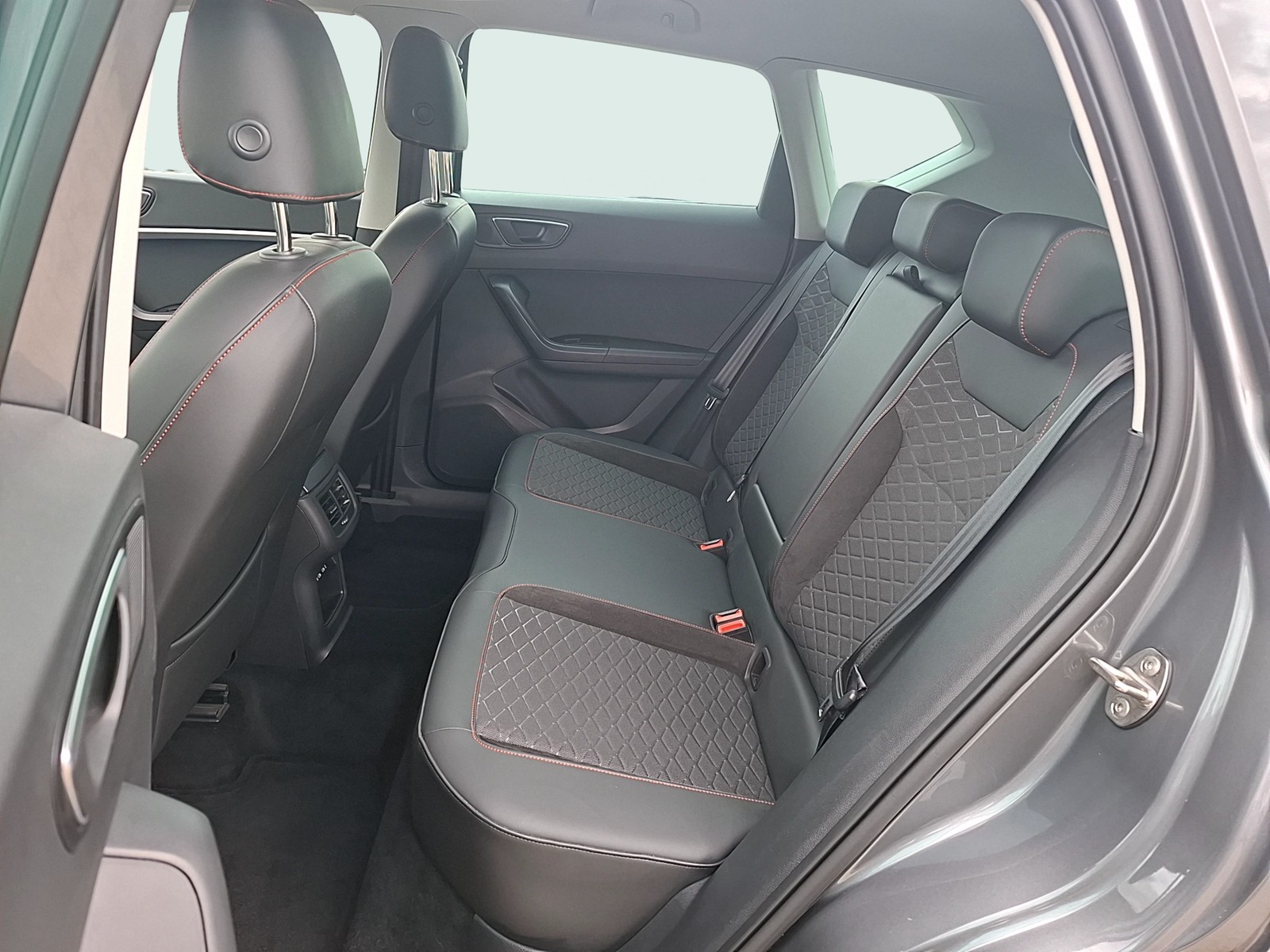 Fahrzeugabbildung SEAT Ateca TSI FR DSG LED AHK Navi AID beats ACC RFK SH 19