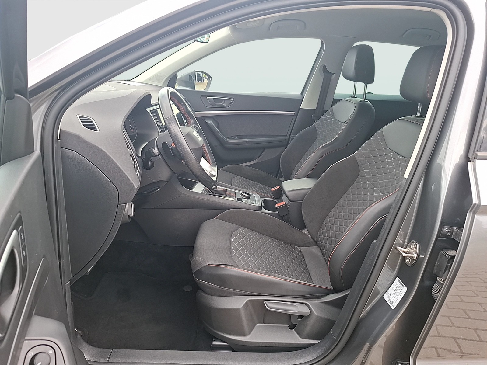 Fahrzeugabbildung SEAT Ateca TSI FR DSG LED AHK Navi AID beats ACC RFK SH 19