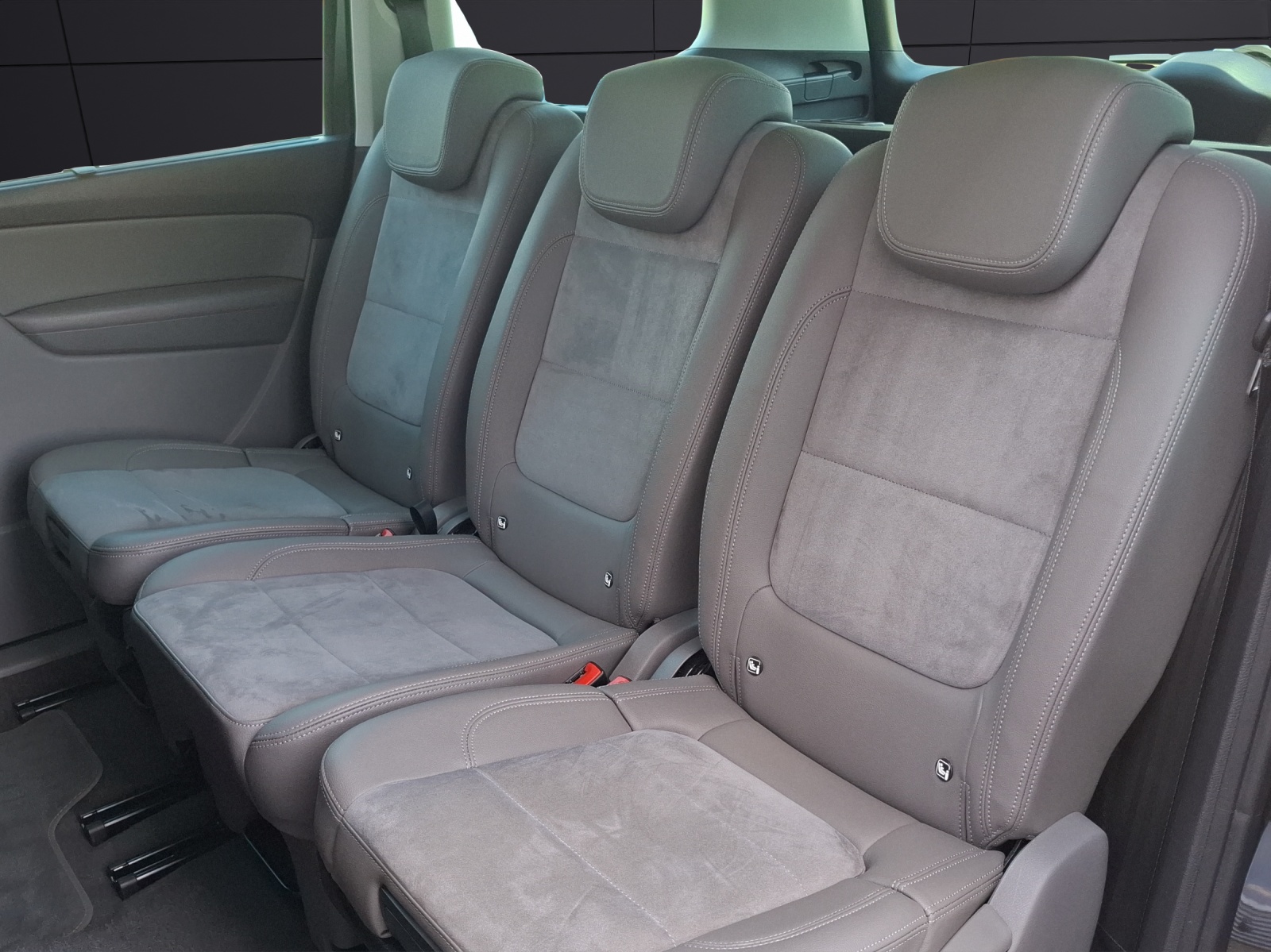 Fahrzeugabbildung Volkswagen Sharan TDI Highline Standhzg Xenon AHK Navi ACC RFK SHZ