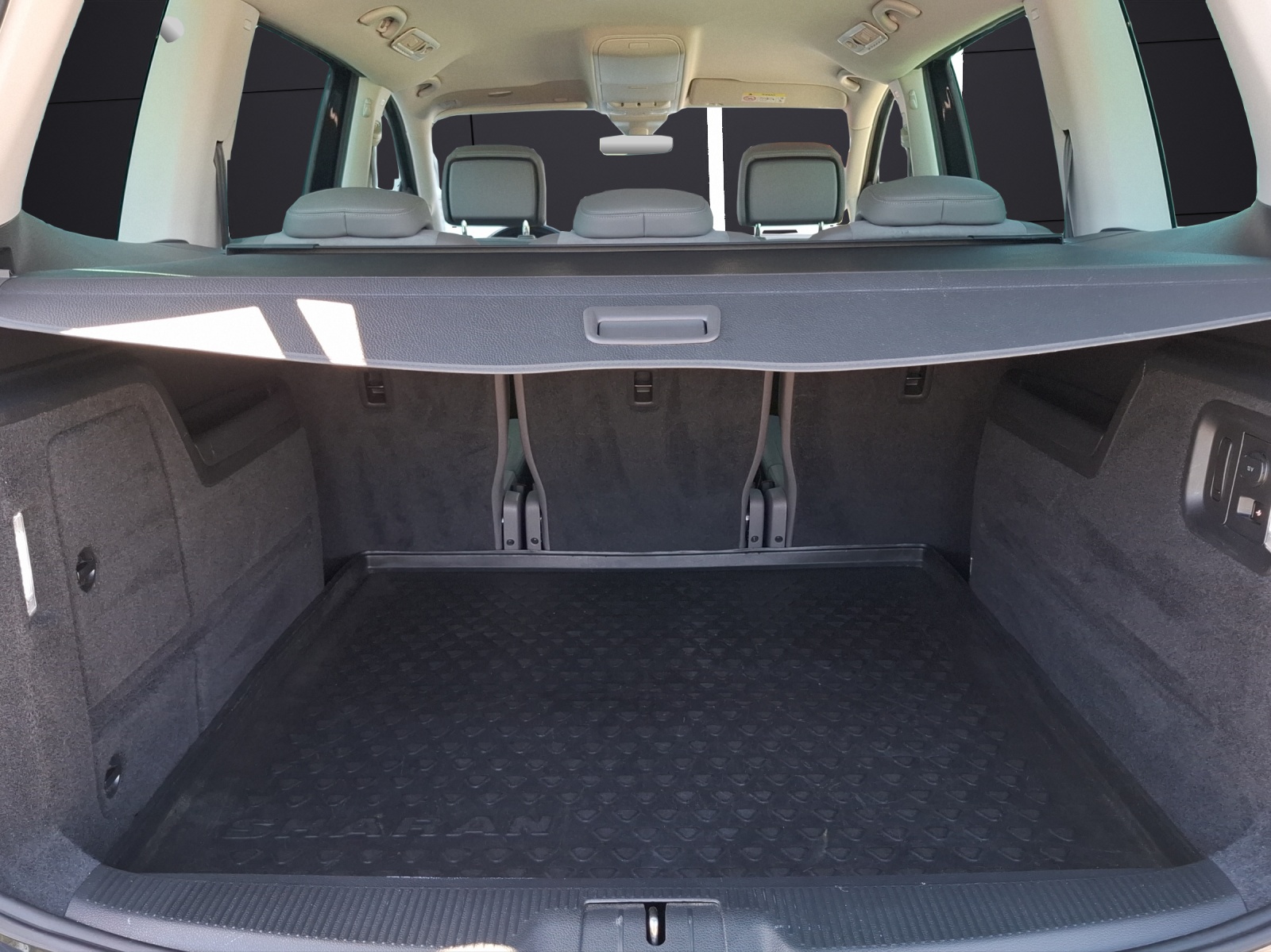 Fahrzeugabbildung Volkswagen Sharan TDI Highline Standhzg Xenon AHK Navi ACC RFK SHZ