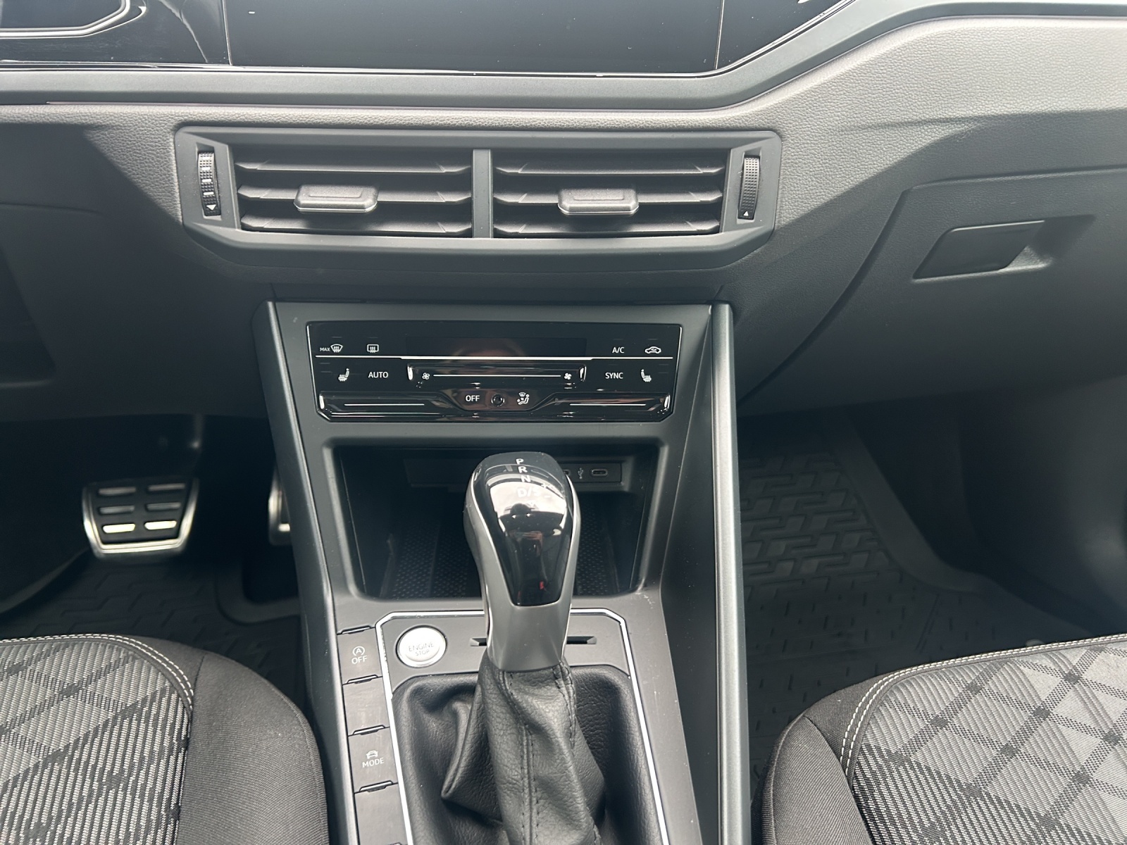 Fahrzeugabbildung Volkswagen Taigo R-Line DSG MATRIX NAVI RKF