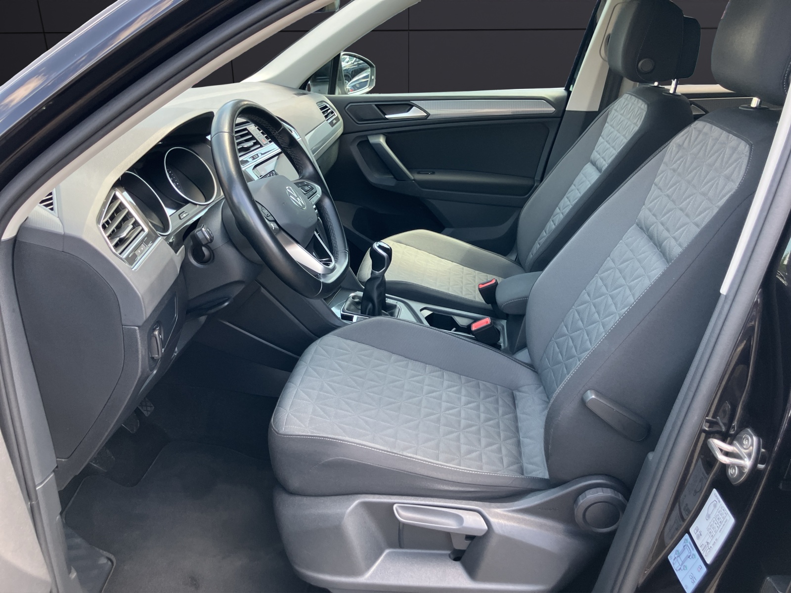 Fahrzeugabbildung Volkswagen Tiguan TSI Matrix AHK ACC PDC SH LM