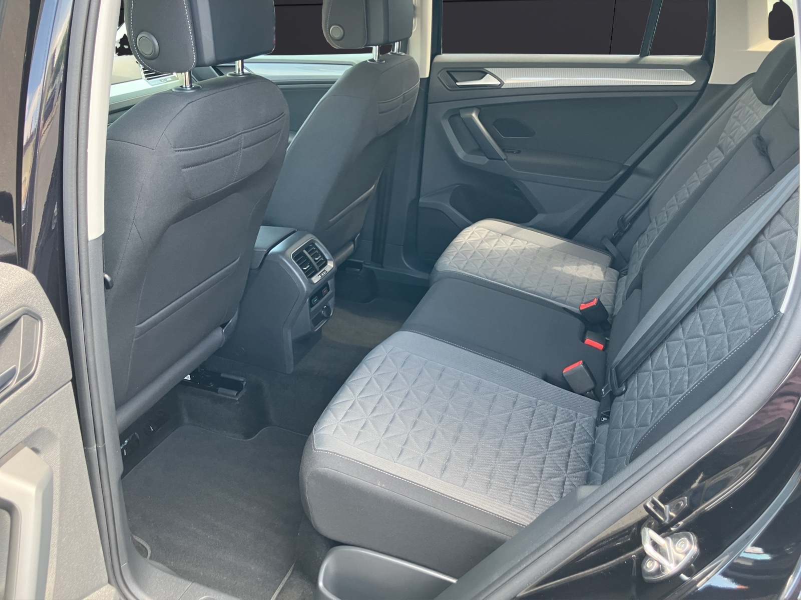 Fahrzeugabbildung Volkswagen Tiguan TSI Matrix AHK ACC PDC SH LM