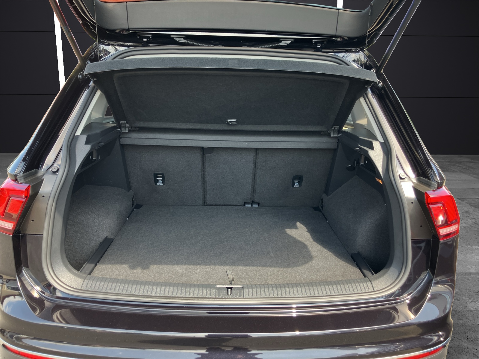 Fahrzeugabbildung Volkswagen Tiguan TSI Matrix AHK ACC PDC SH LM