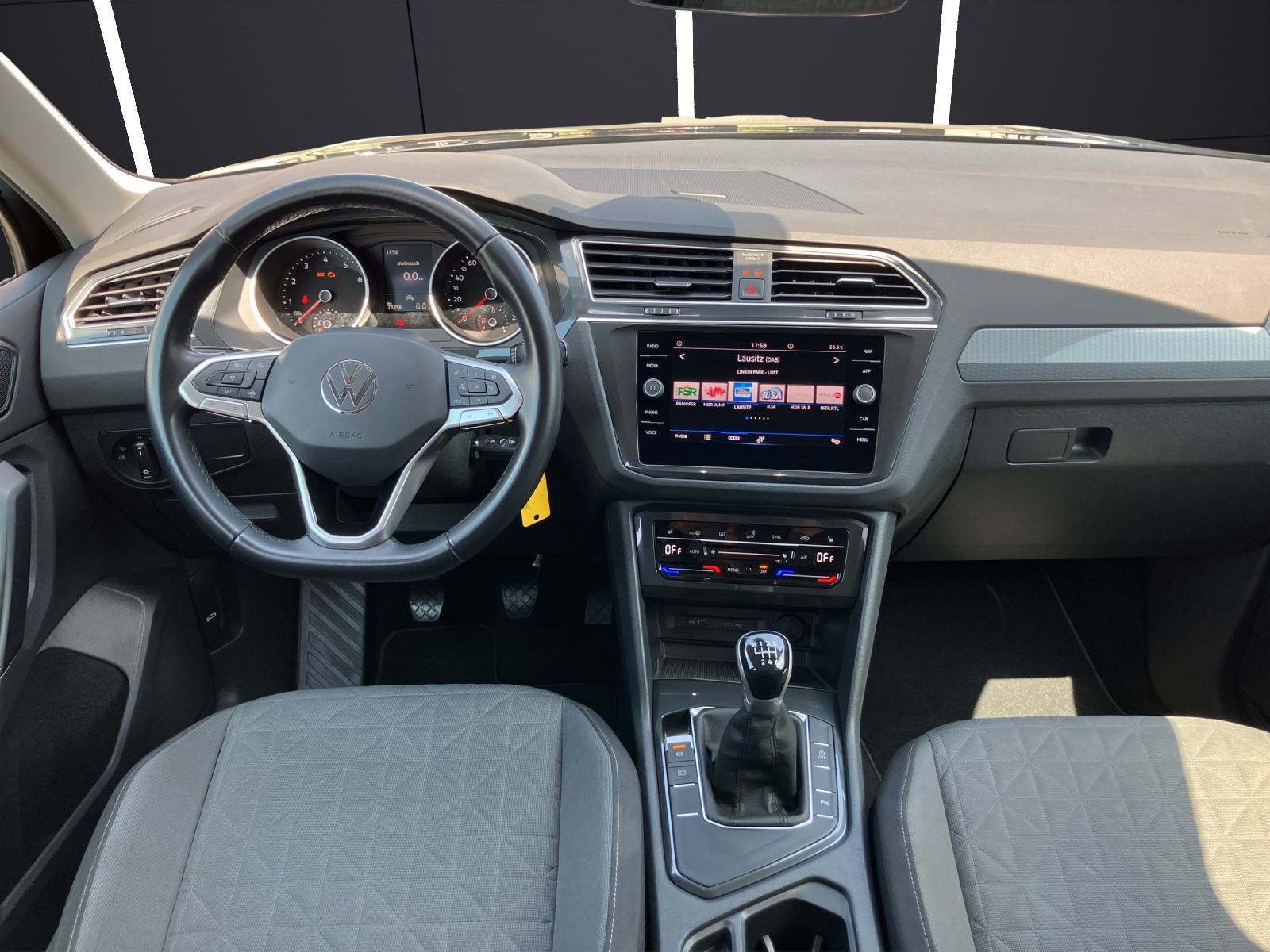 Fahrzeugabbildung Volkswagen Tiguan TSI Matrix AHK ACC PDC SH LM
