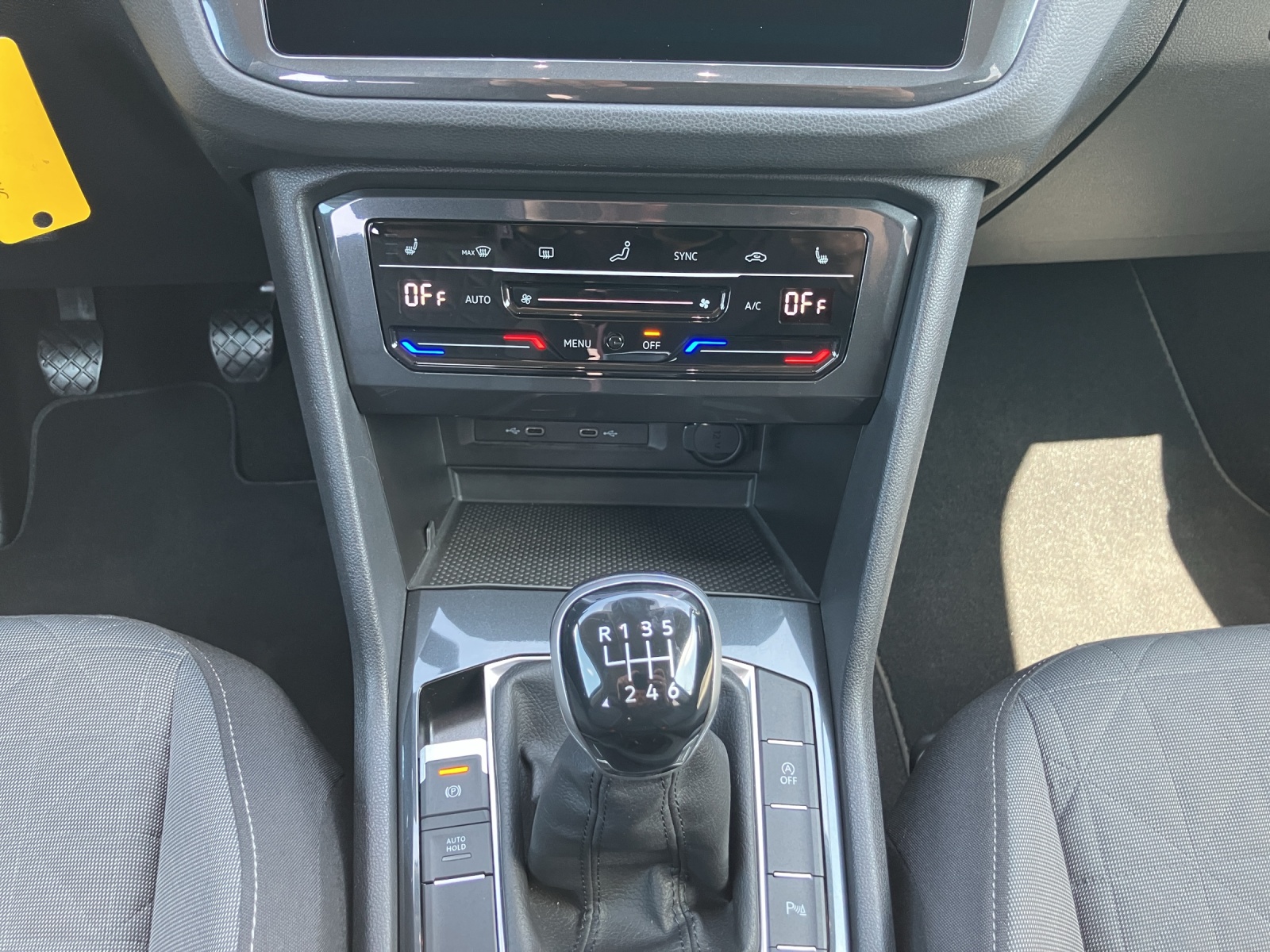 Fahrzeugabbildung Volkswagen Tiguan TSI Matrix AHK ACC PDC SH LM