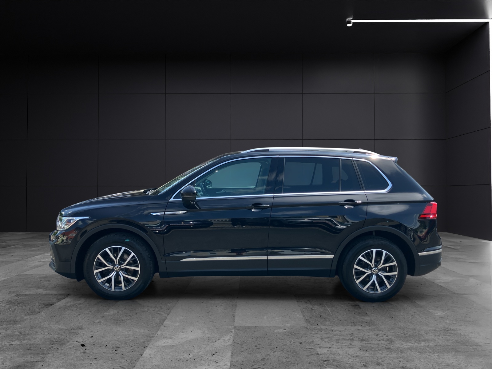 Fahrzeugabbildung Volkswagen Tiguan TSI Matrix AHK ACC PDC SH LM