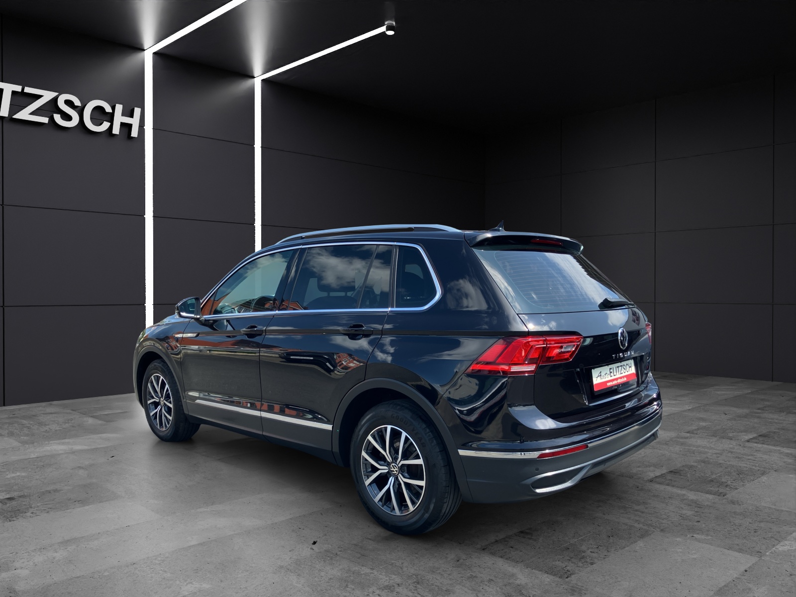 Fahrzeugabbildung Volkswagen Tiguan TSI Matrix AHK ACC PDC SH LM