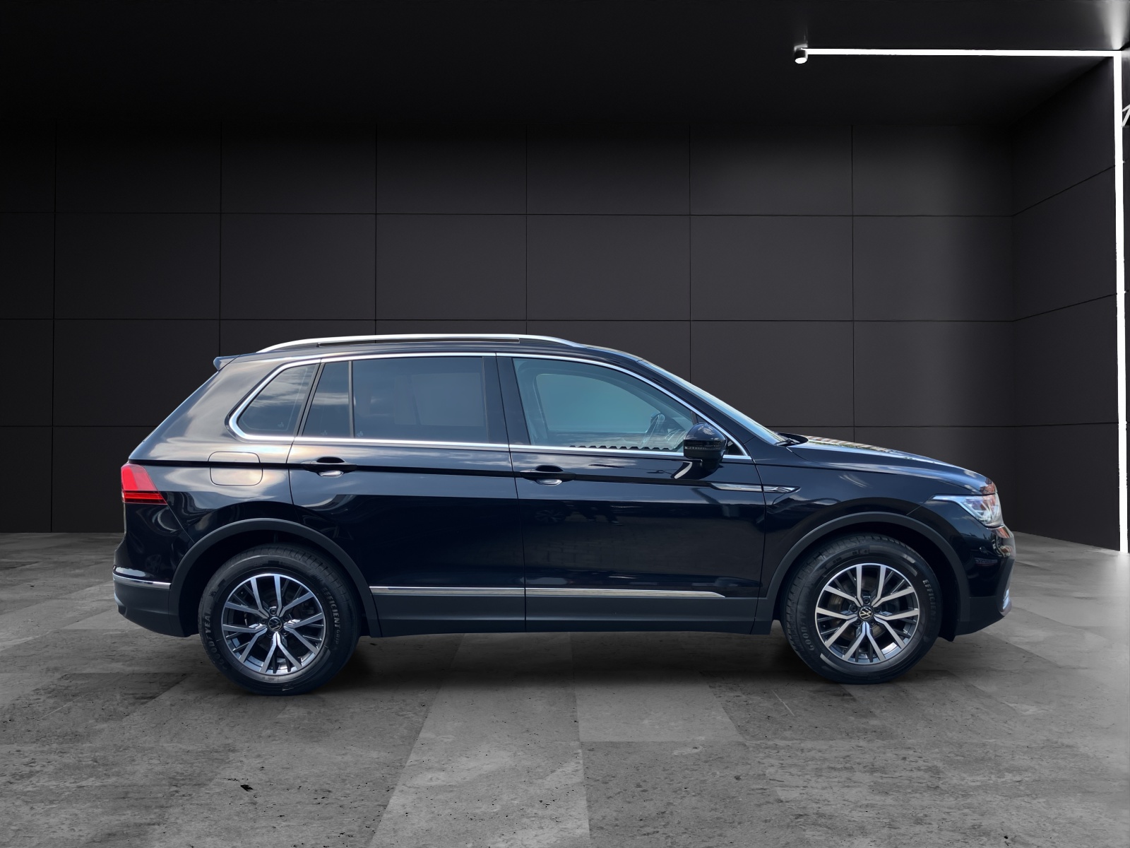 Fahrzeugabbildung Volkswagen Tiguan TSI Matrix AHK ACC PDC SH LM