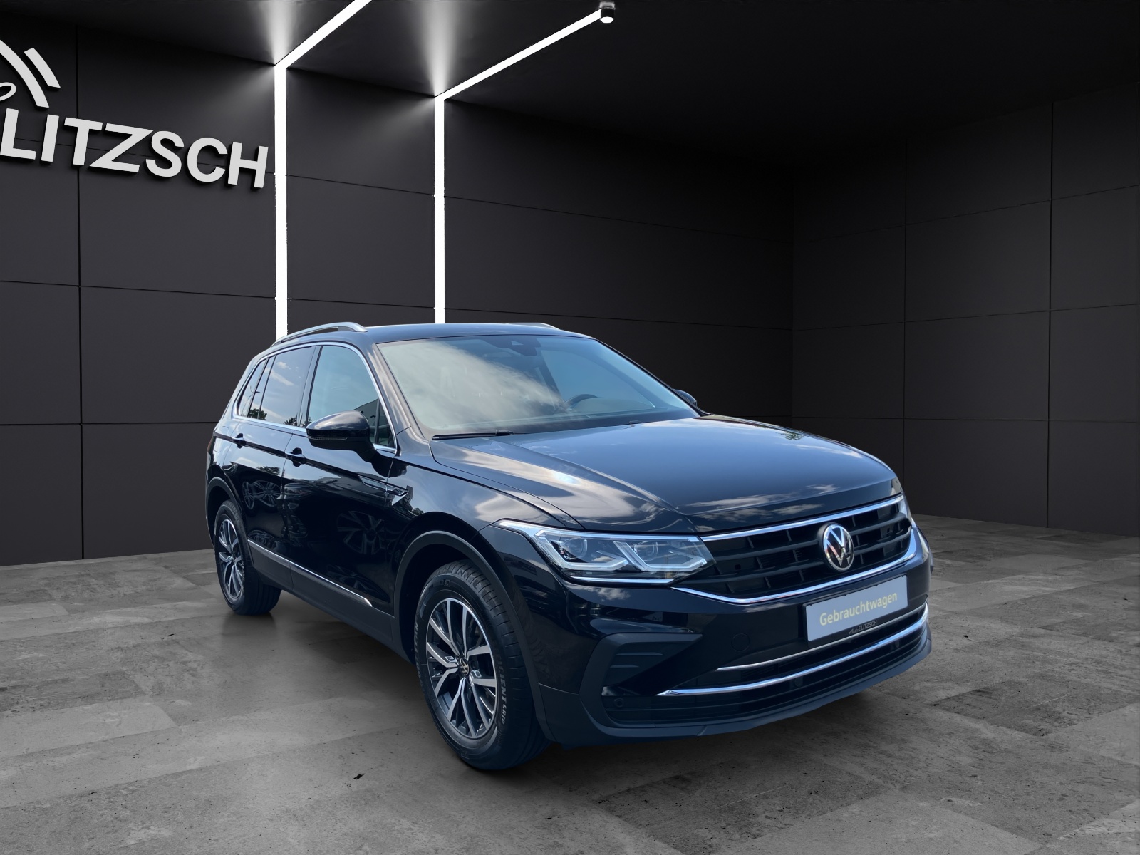 Fahrzeugabbildung Volkswagen Tiguan TSI Matrix AHK ACC PDC SH LM