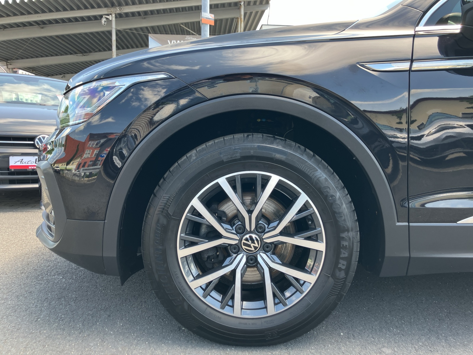 Fahrzeugabbildung Volkswagen Tiguan TSI Matrix AHK ACC PDC SH LM