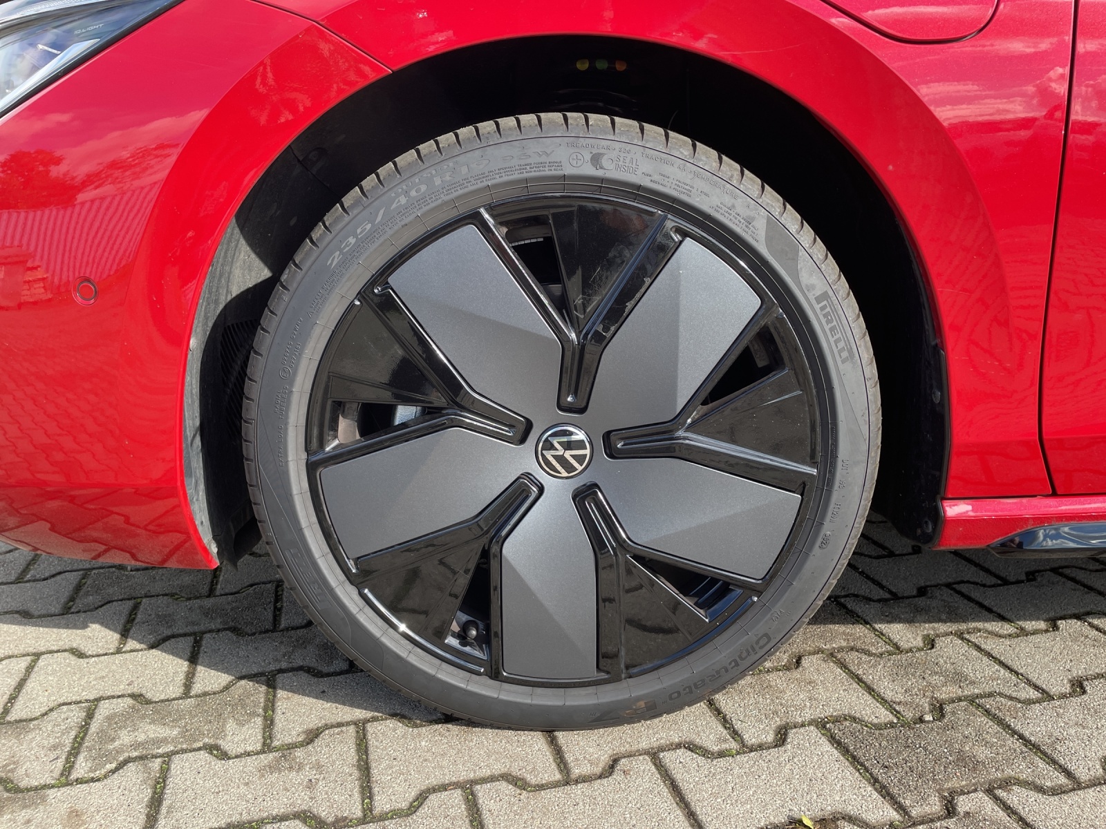 Fahrzeugabbildung Volkswagen Passat Variant R-Line eHybrid DSG IQ.Light ACC AHK SH Massage RearView DCC Navi