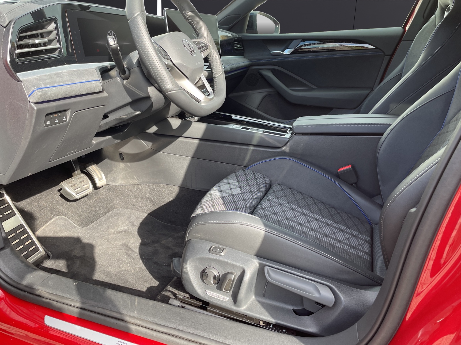 Fahrzeugabbildung Volkswagen Passat Variant R-Line eHybrid DSG IQ.Light ACC AHK SH Massage RearView DCC Navi