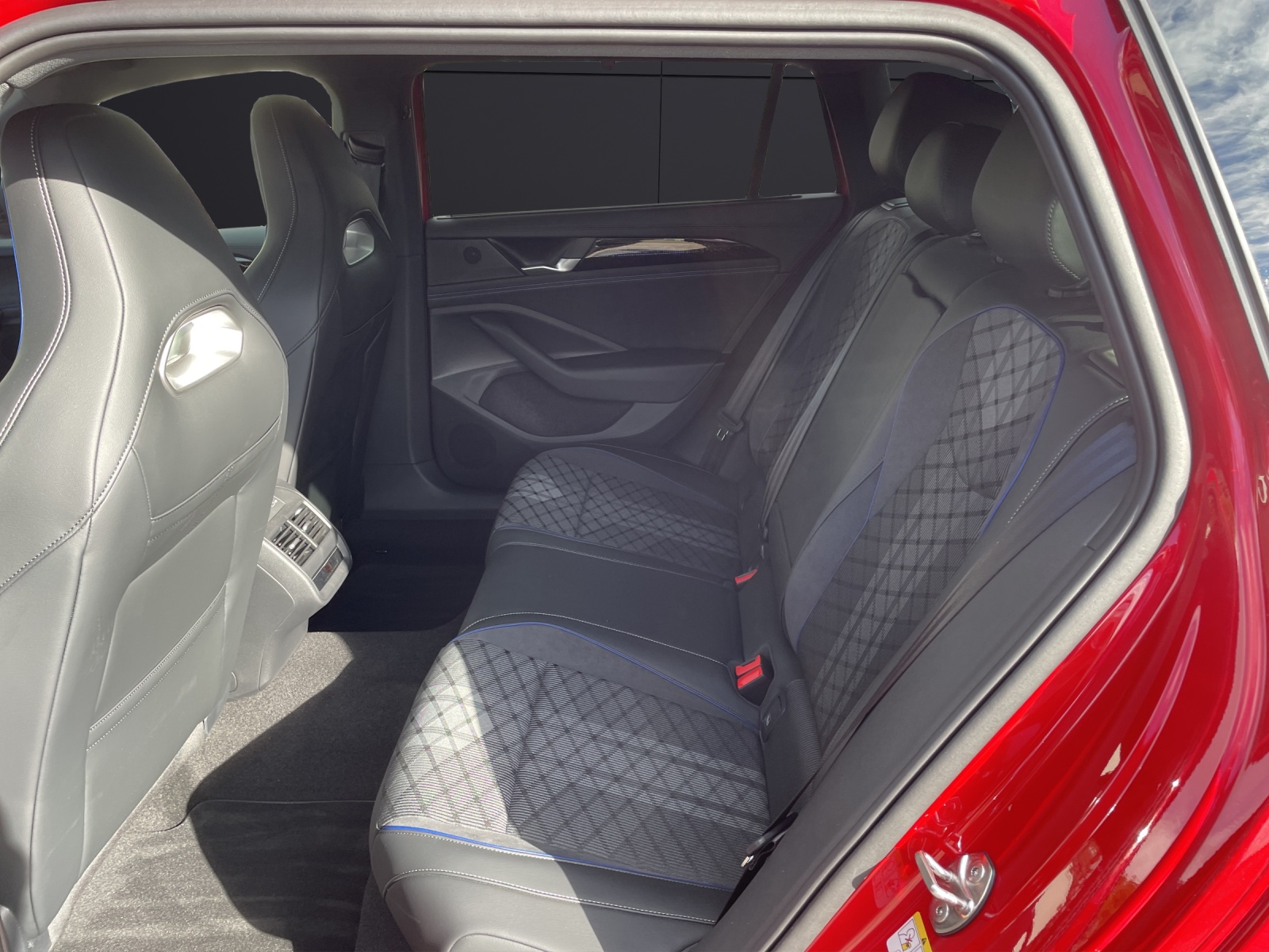 Fahrzeugabbildung Volkswagen Passat Variant R-Line eHybrid DSG IQ.Light ACC AHK SH Massage RearView DCC Navi