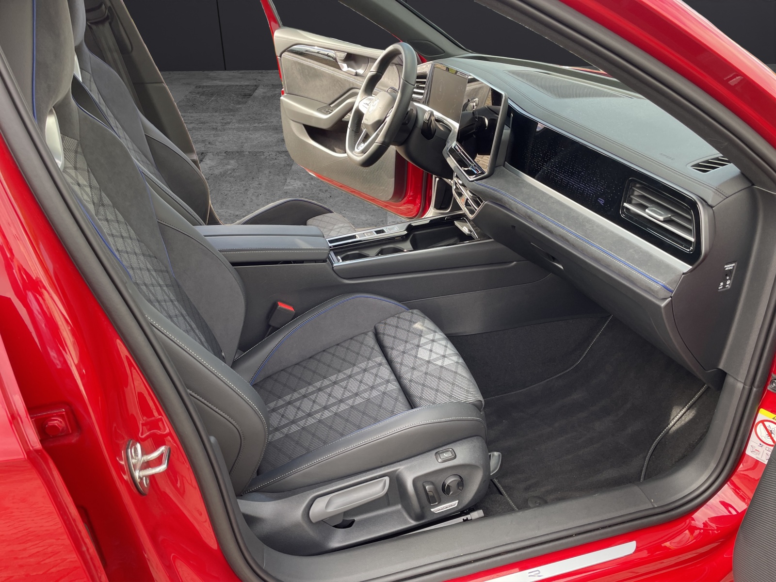 Fahrzeugabbildung Volkswagen Passat Variant R-Line eHybrid DSG IQ.Light ACC AHK SH Massage RearView DCC Navi