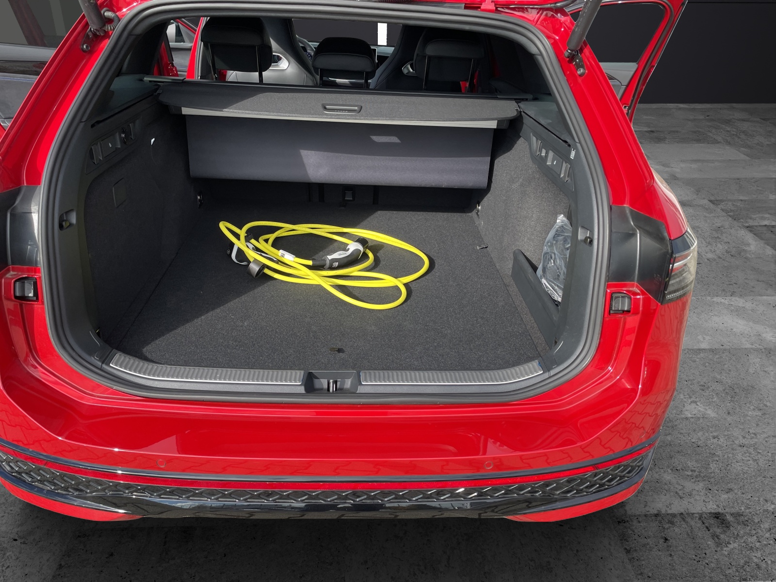 Fahrzeugabbildung Volkswagen Passat Variant R-Line eHybrid DSG IQ.Light ACC AHK SH Massage RearView DCC Navi