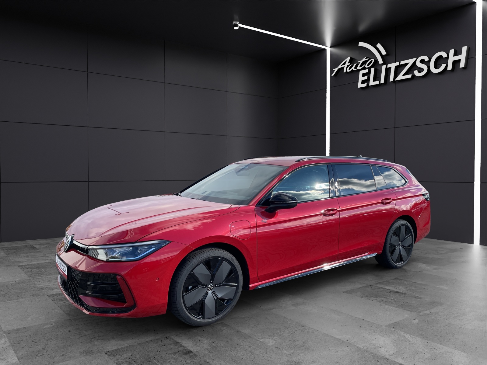Fahrzeugabbildung Volkswagen Passat Variant R-Line eHybrid DSG IQ.Light ACC AHK SH Massage RearView DCC Navi