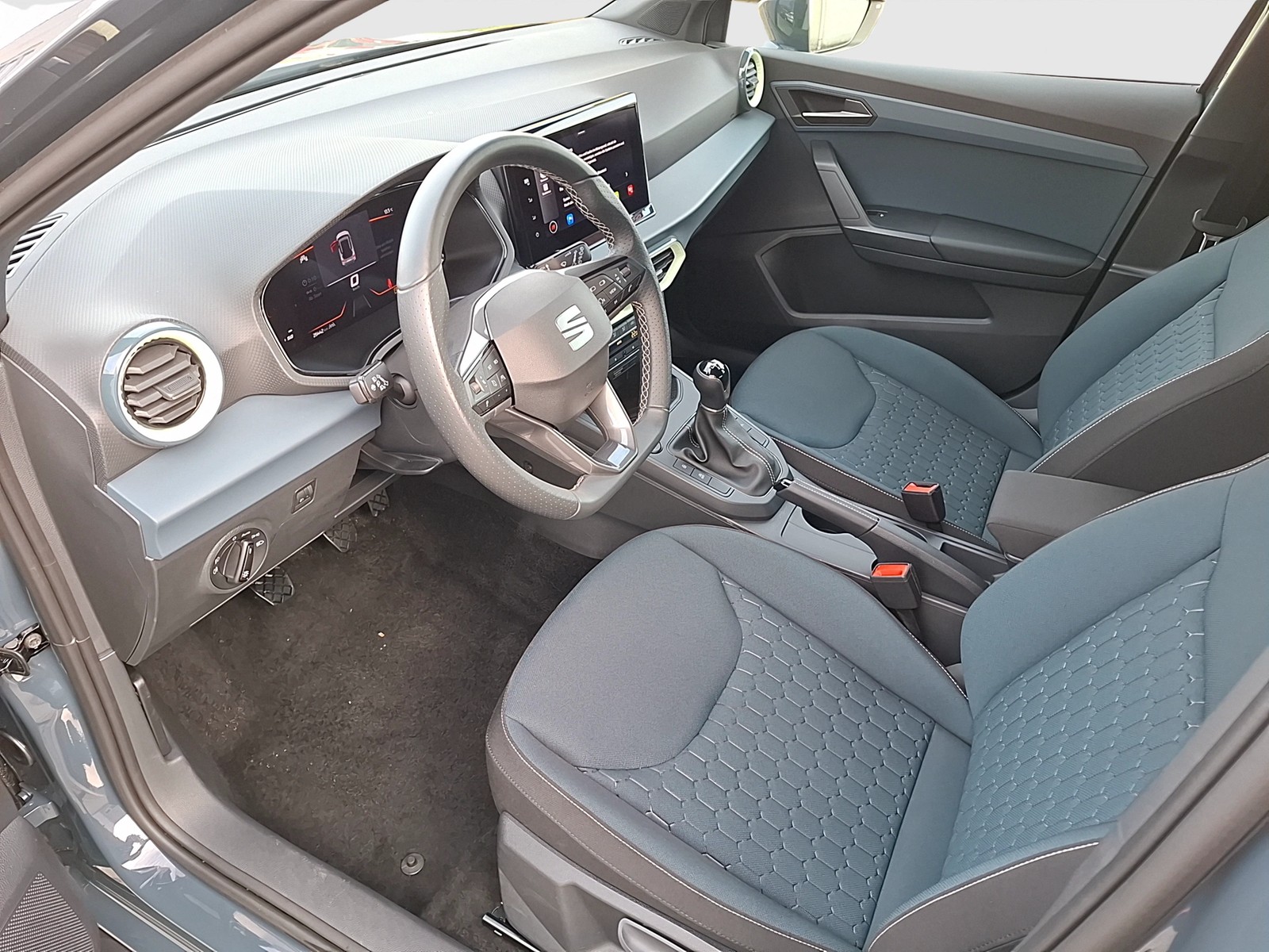 Fahrzeugabbildung SEAT Arona TSI Style LED Navi VC ACC RFK SHZ