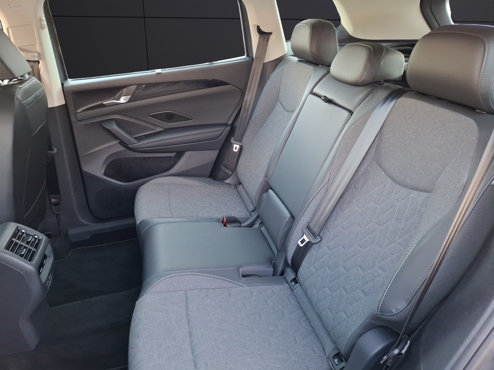 Fahrzeugabbildung Volkswagen Tayron eTSI Life DSG LED AHK Navi AID ACC RFK SH